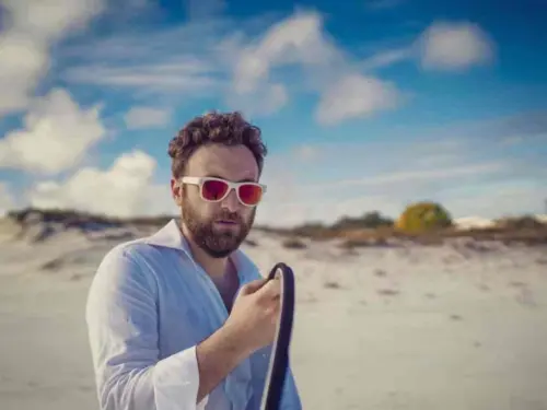 Dargen D'Amico a Sanremo 2024: età, canzoni, vita privata, occhiali, Instagram