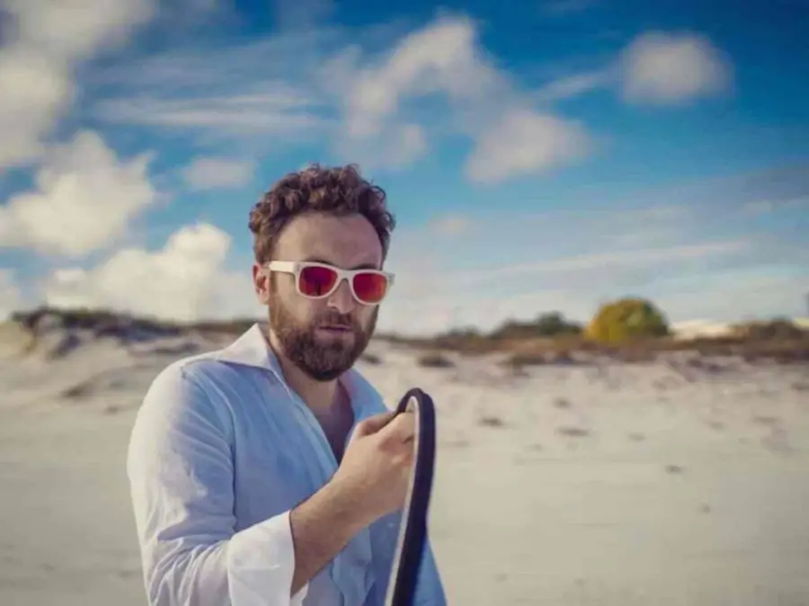 Dargen D'Amico a Sanremo 2024: età, canzoni, vita privata, occhiali, Instagram