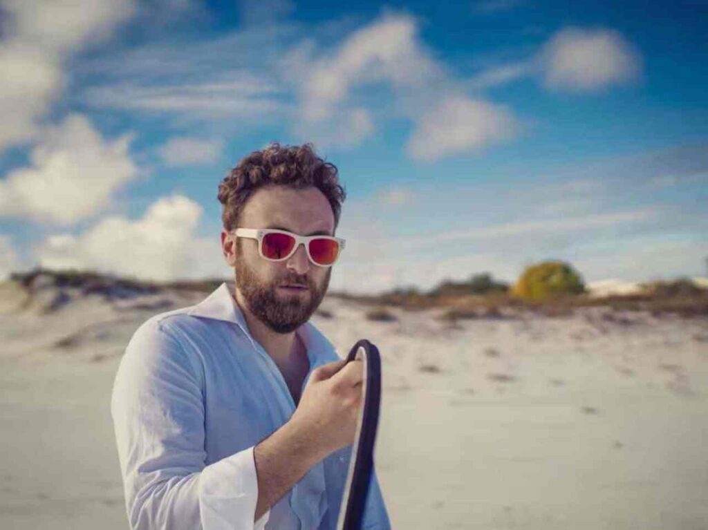 Dargen D'Amico a Sanremo 2024: età, canzoni, vita privata, occhiali, Instagram