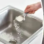 Lavandino sporco, ecco il trucchetto della nonna: usa la farina...