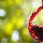 Mal di testa dopo un bicchiere di vino? Ecco perché succede