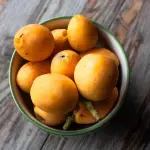 Mangiare nespole con la buccia fa bene? La risposta della medicina