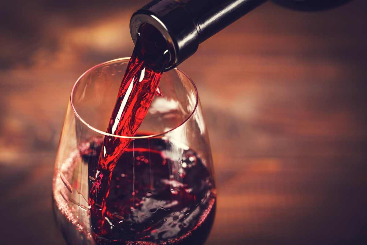 Bere vino la sera fa bene? Ecco i benefici e le controindicazioni