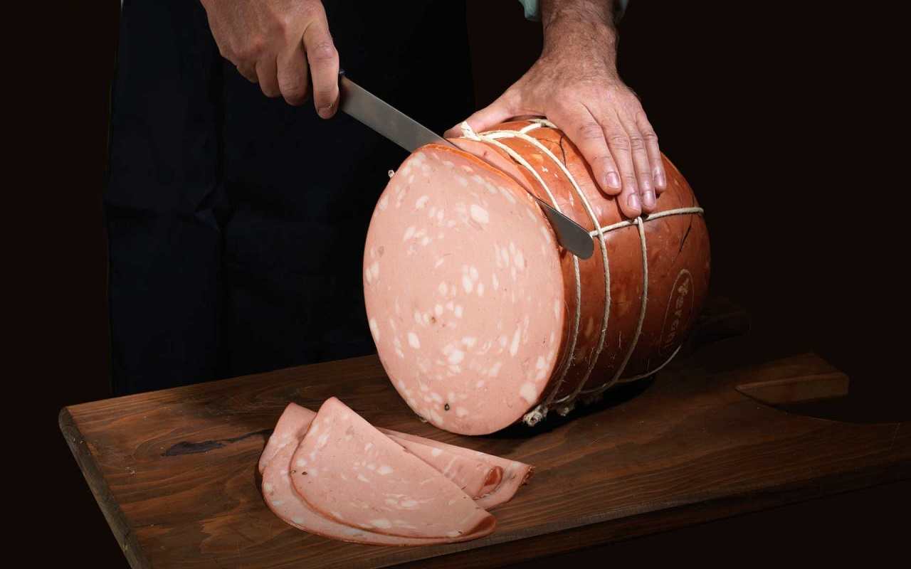Mangiare mortadella tutti i giorni: attenzione alle conseguenze