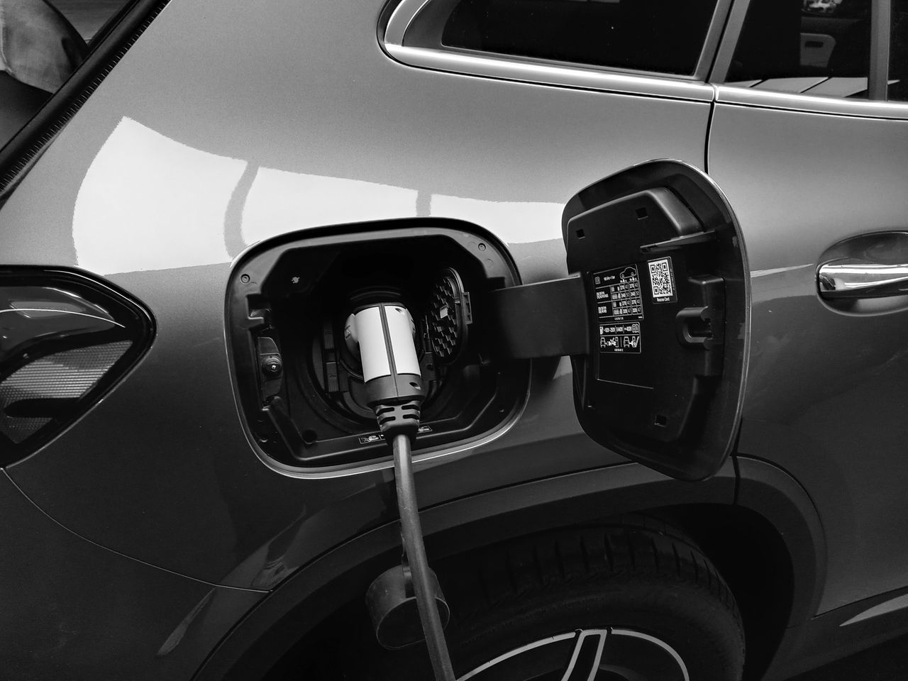 Auto elettriche e ibride: come sta cambiando il modo di vivere la mobilità urbana