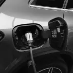 Auto elettriche e ibride: come sta cambiando il modo di vivere la mobilità urbana