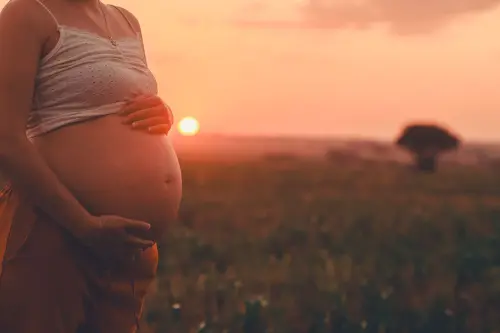 Dare alla luce un figlio: cosa succede davvero nelle ore che cambiano una vita