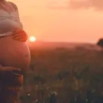 Dare alla luce un figlio: cosa succede davvero nelle ore che cambiano una vita