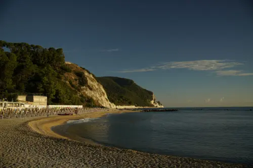 Numana spiaggia: il Conero tra mare e quiete