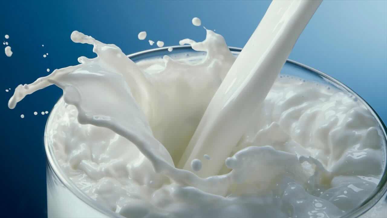 Latte scaduto: ecco le conseguenze se capita di berlo