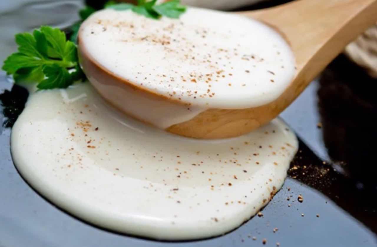 Cosa succede se si mangia per sbaglio la besciamella scaduta? Ecco le conseguenze